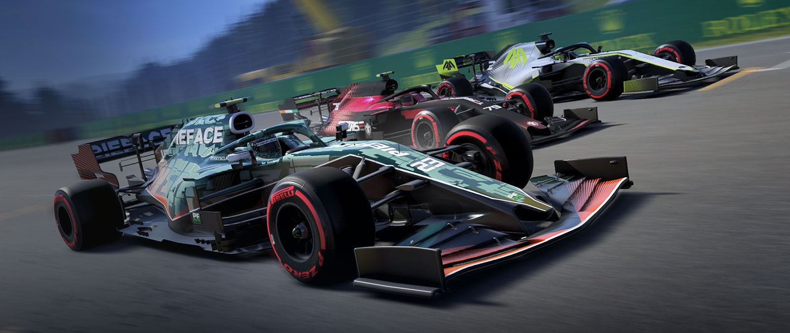 Tres coches de F1 aceleran por la pista uno al lado del otro.