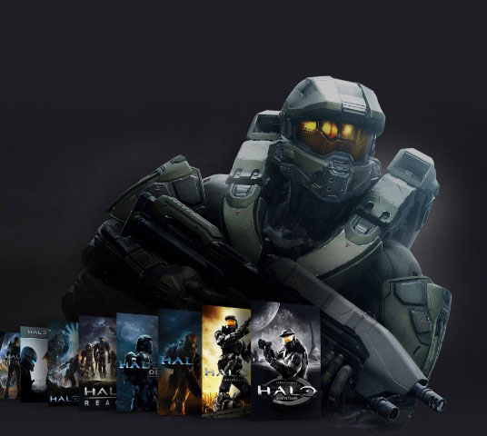 Master Rəhbər Halo franchise-dən qutu atışlarının bir kolleksiyasının arxasında dayanır