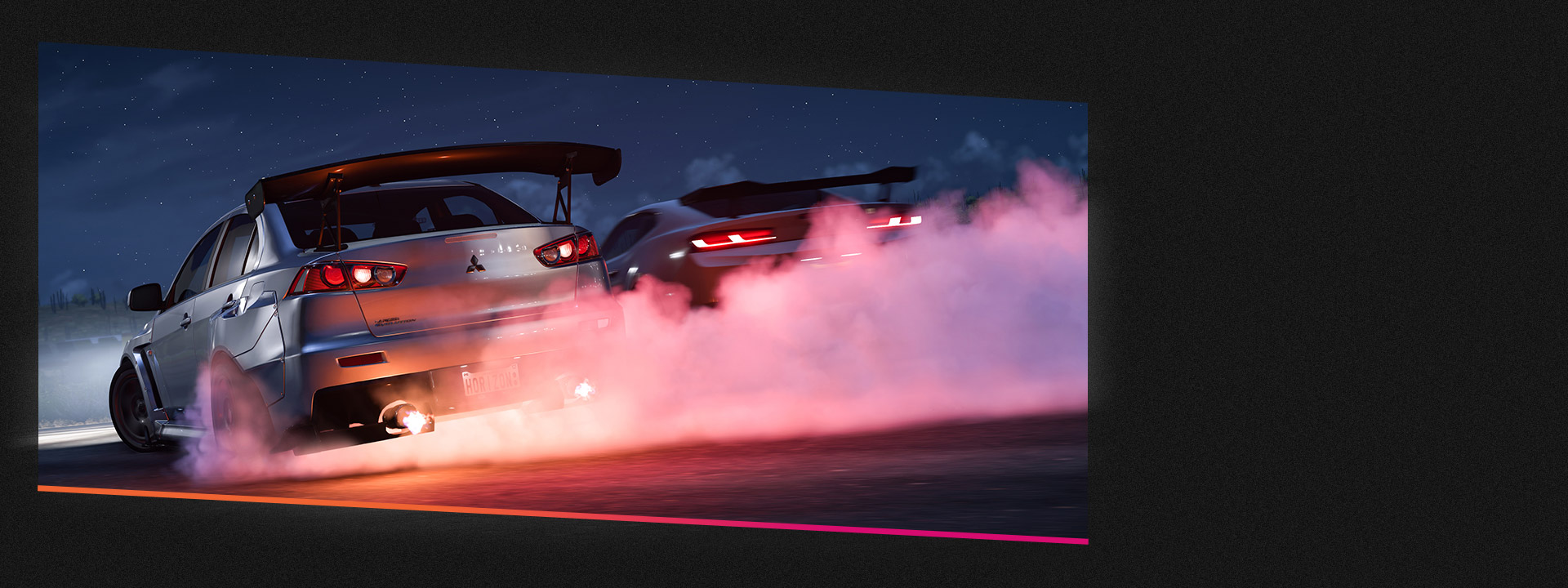 Két autó versenyez füstölgő gumikkal.