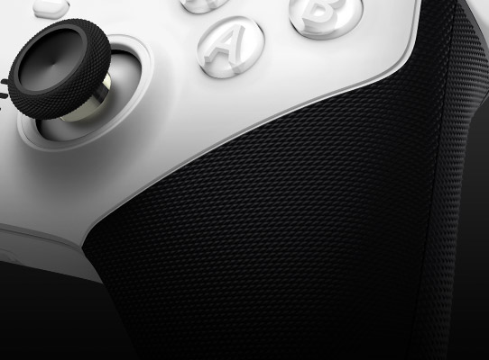 Xbox Elite 無線控制器 Series 2 上環繞式橡膠握柄的右側角度畫面。
