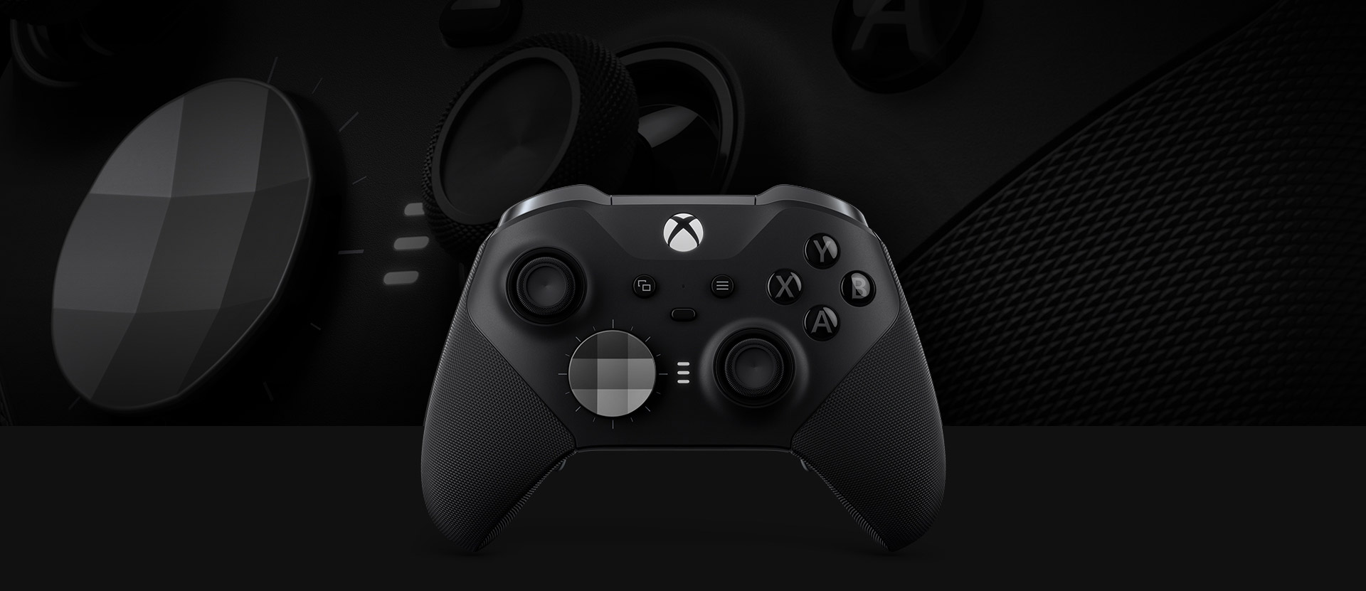 Vue de face de la manette sans fil Xbox Elite Series 2 avec un gros plan de la manette en arrière-plan