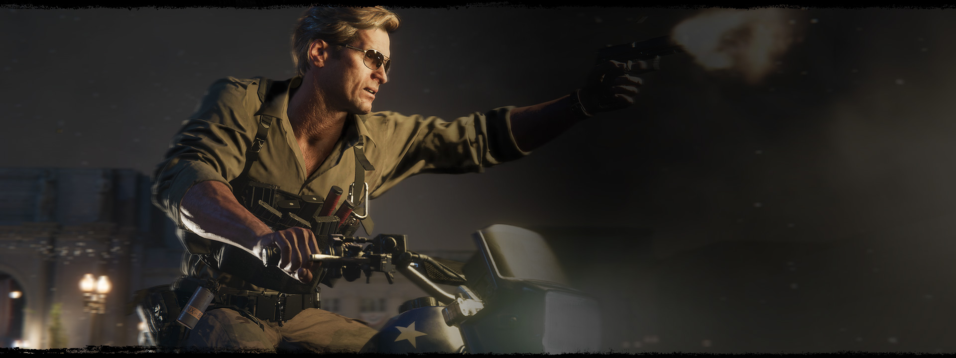 Un personnage tire avec une arme de poing sur une moto ornée d’un drapeau américain.