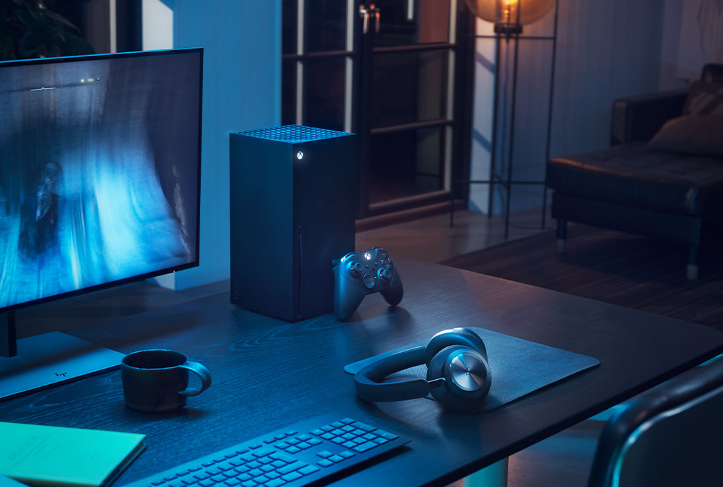 Xbox Series X とコンピューターの横にある Bang & Olufsen のヘッドセット