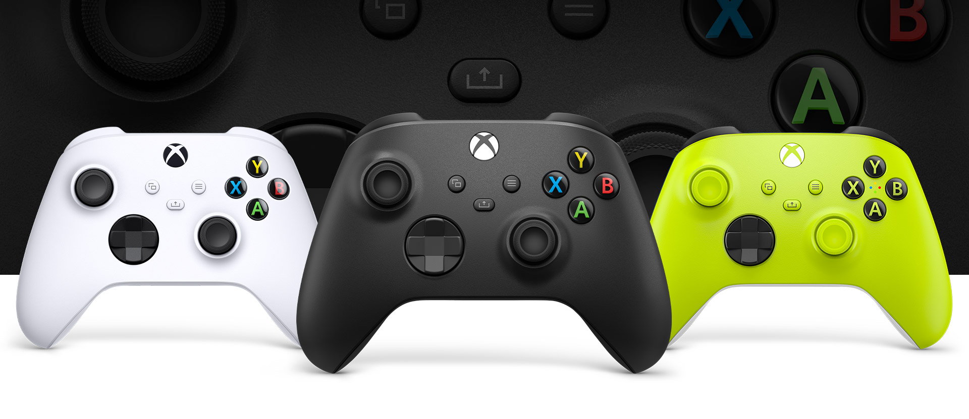 คอนโทรลเลอร์ Xbox สี Carbon Black ด้านหน้า พร้อมทั้งสี Robot White และสี Electric Volt อยู่ข้าง ๆ