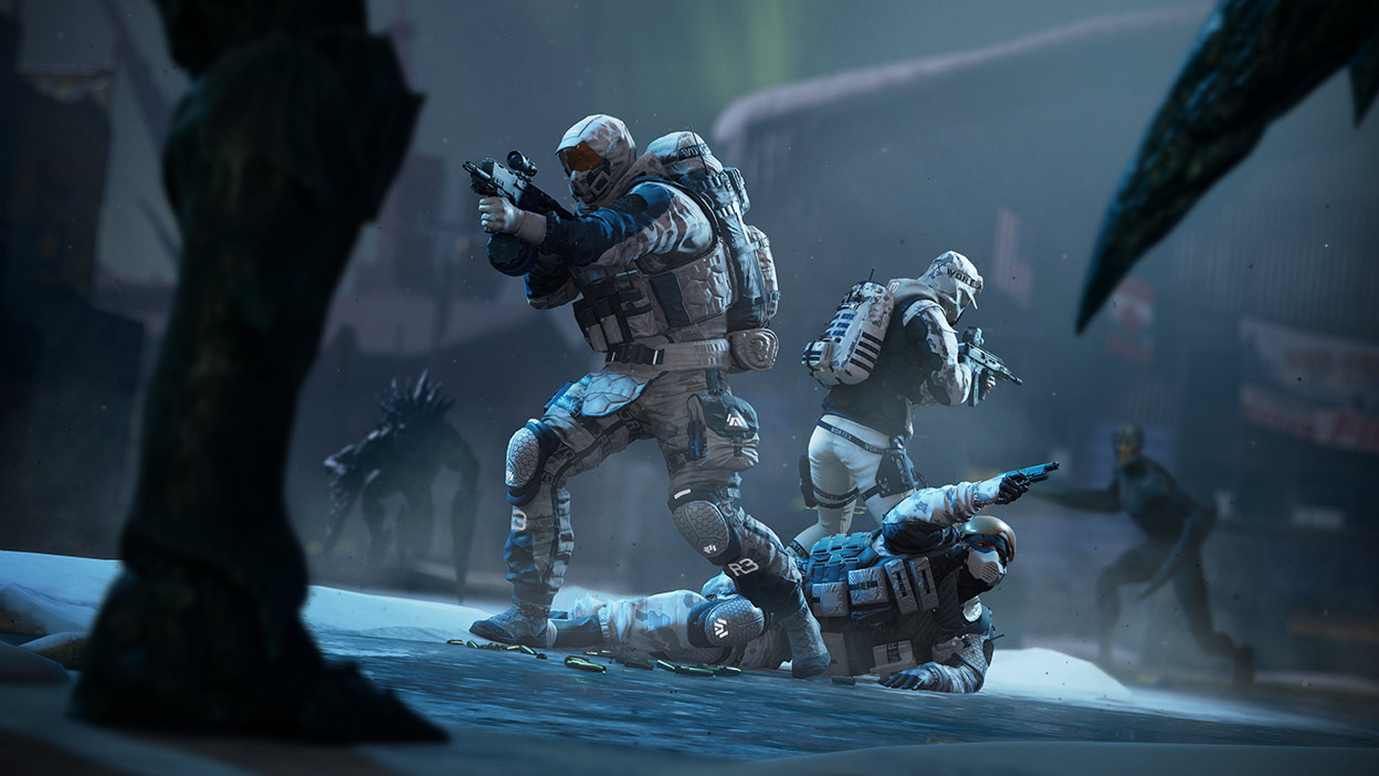 Dois Operadores defendem seu companheiro de equipe ferido no chão, enquanto alienígenas cercam o grupo.