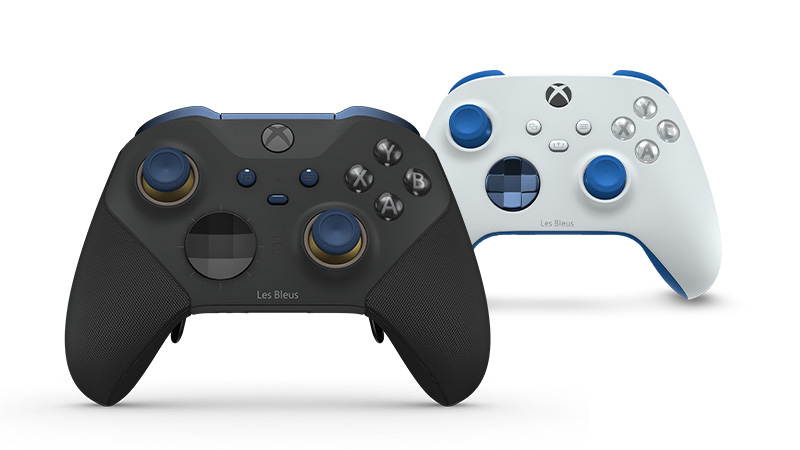 Deux manettes Xbox Elite Series Series 2 créés avec le Xbox Design Lab, avec des couleurs inspirées de la FFF (noir, bleu et blanc). Texte sur les manettes à lire 