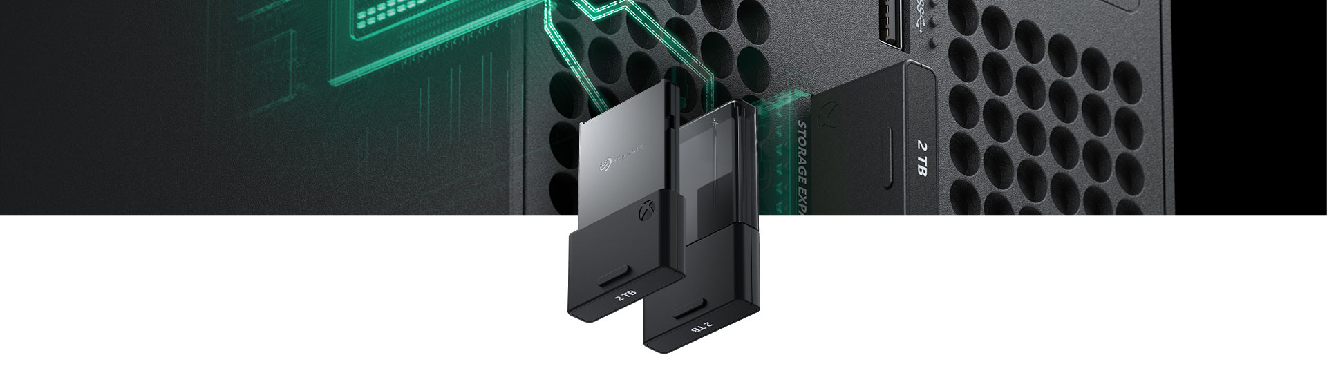 Cartão de Expansão de Armazenamento de 2 terabytes da Seagate para Xbox Series X com um close de cartão inserido em um Xbox Series X