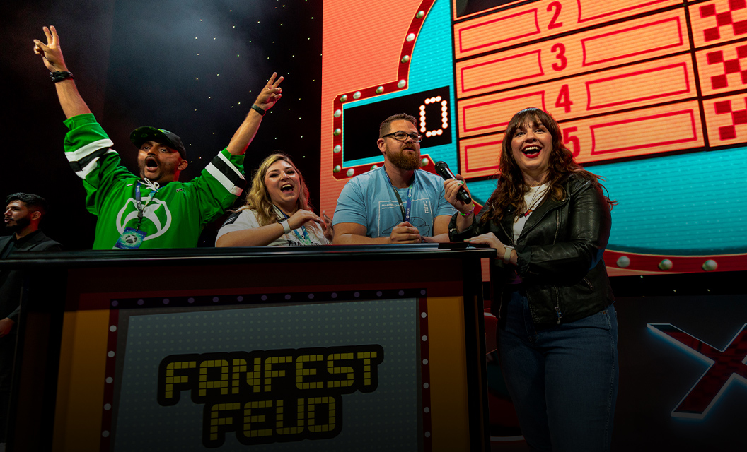 Un anfitrión entrevista a tres jugadores de Access Feud.