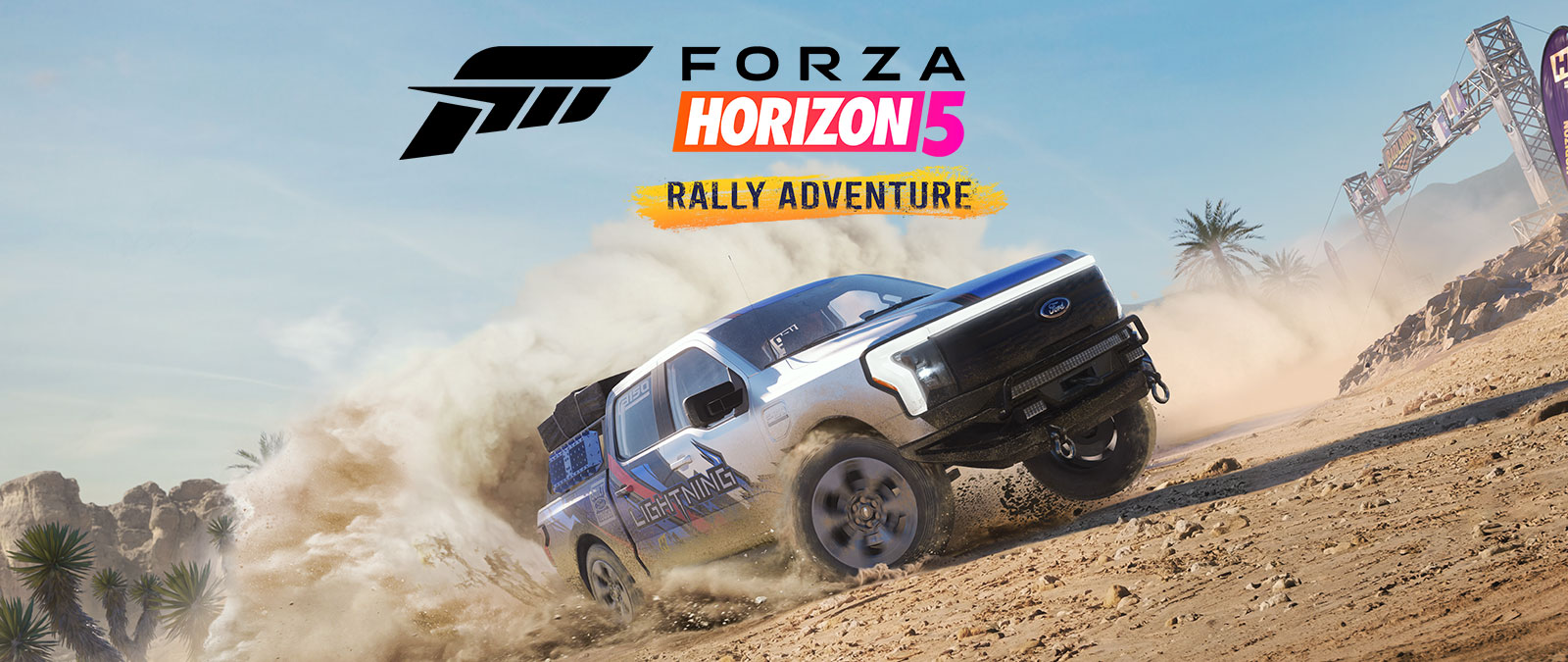 Λογότυπο Forza, Forza Horizon 5, Rally Adventure, ένα Ford 150 Lightning σηκώνει σκόνη σε ένα χωματόδρομο.