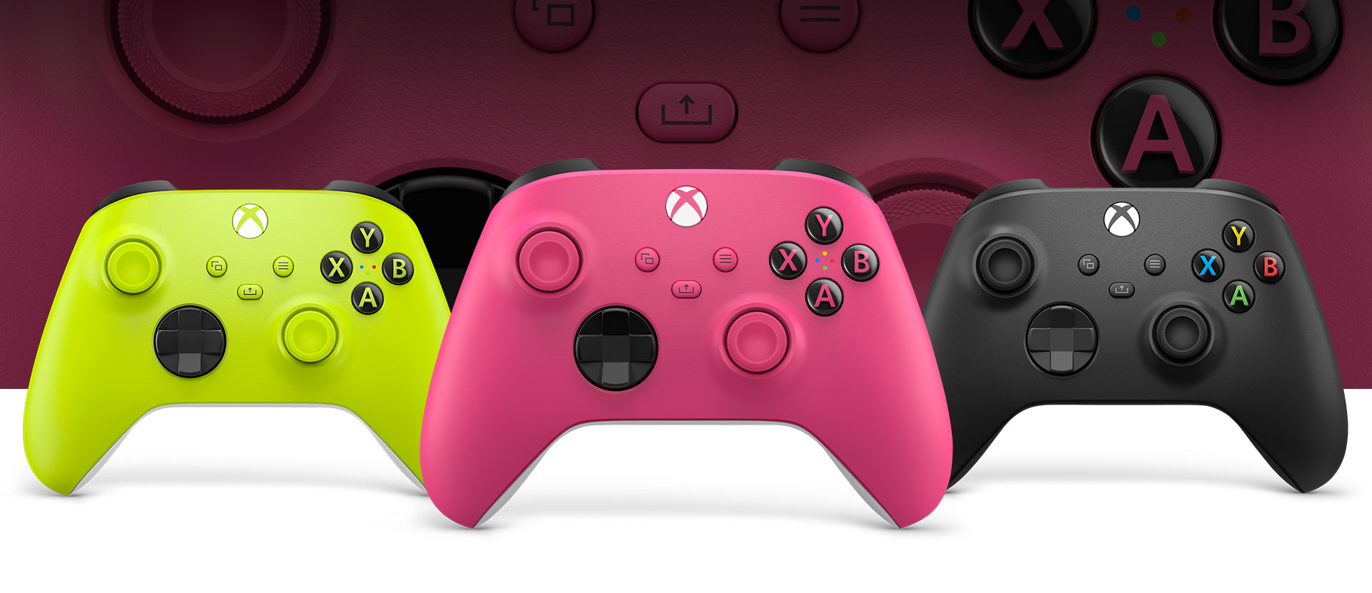 Control Xbox en rosa delante, con un control de color voltios a la izquierda y un control de color verde a la derecha