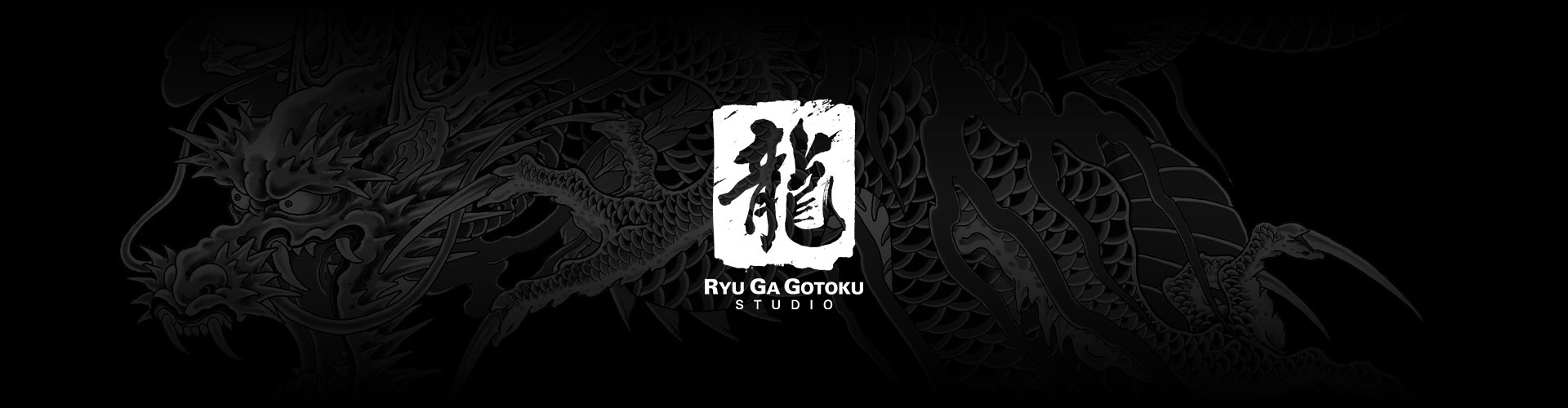 Logo Ryu Ga Gotoku Studio avec un tatouage de dragon gris en arrière-plan.