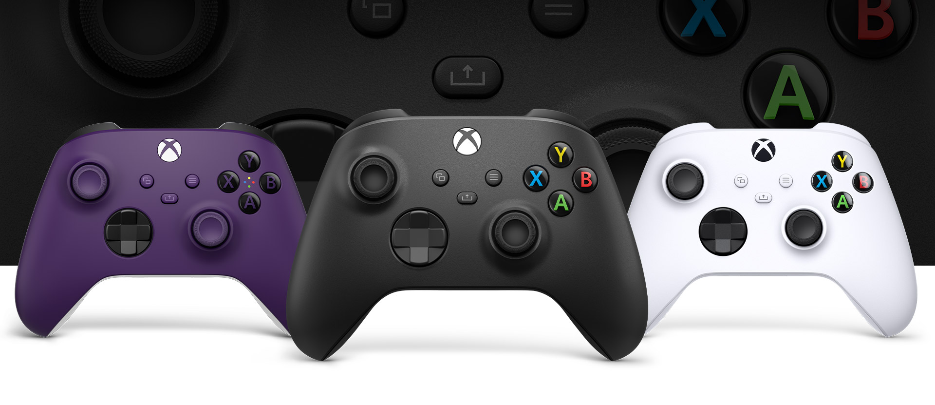 Ovladač pro Xbox Carbon Black vpředu s purpurovým ovladačem nalevo a ovladačem Robot White napravo