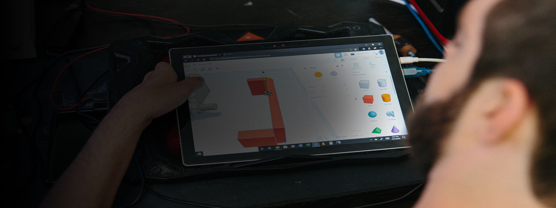 Spencer edita os projetos em seu dispositivo Surface.