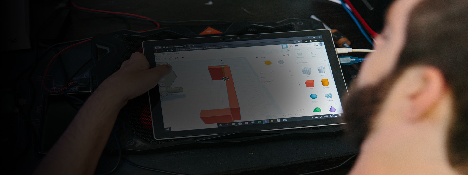 Spencer modifie ses dessins sur son appareil Surface.