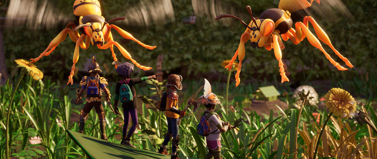 İki arı, otlarla sarılı bir arka bahçede toplanmış dört minyatür insandan oluşan bir grubun yakınında uçuyor.
