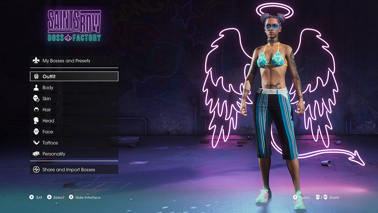 Saints Row: Boss Factory, una mujer que lleva la parte superior del bikini y pantalones ajustados cargo se encuentra junto a un menú de personalización de personajes.