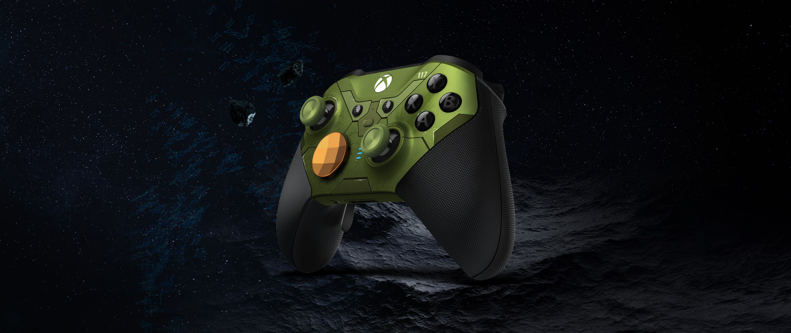 Vista del ángulo derecho del mando inalámbrico Xbox Elite Series 2: Halo Infinite Edición limitada flotando en el espacio