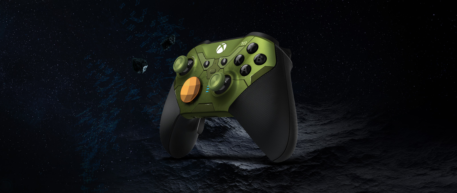 Vue du côté droit de la manette sans fil Xbox Elite Series 2 édition limitée - Halo Infinite flottant dans l’espace