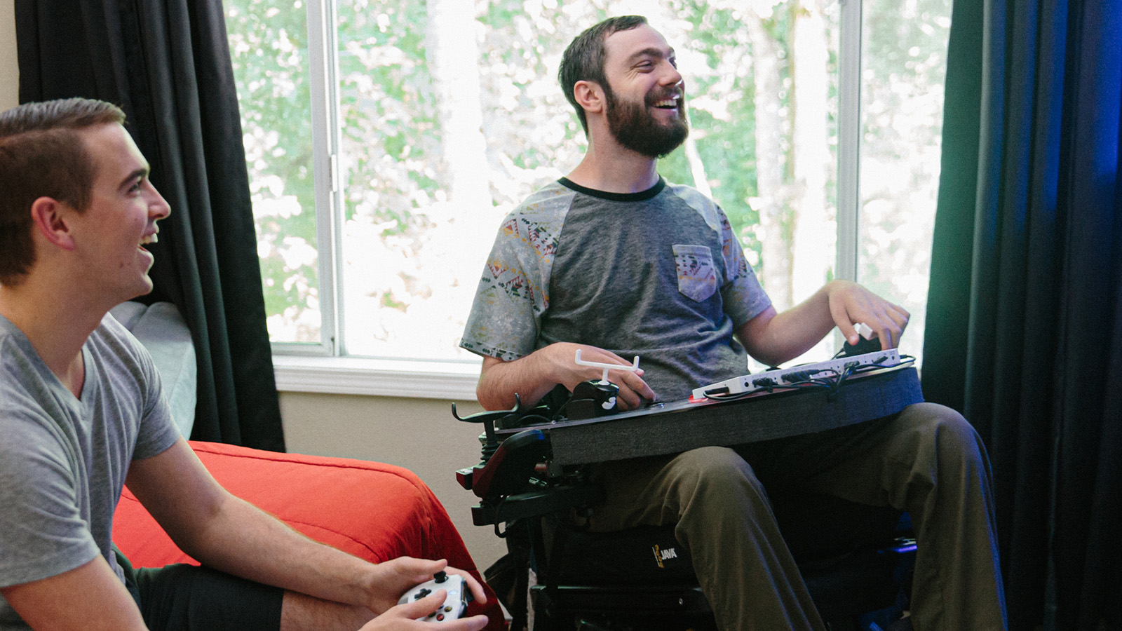 Spencer Allen, Xbox Adaptive Controller'ı kullanarak bir arkadaşıyla oyun oynuyor.