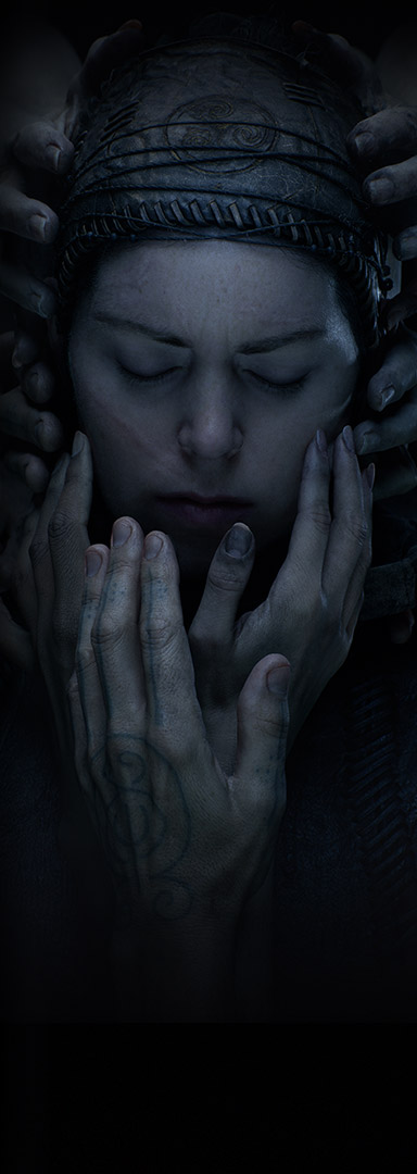 Senua’s Saga Hellblade 2, žena v ručne šitom koženom oblečení zatvára oči v temnote a za jej tvárou sa načahujú ruky.