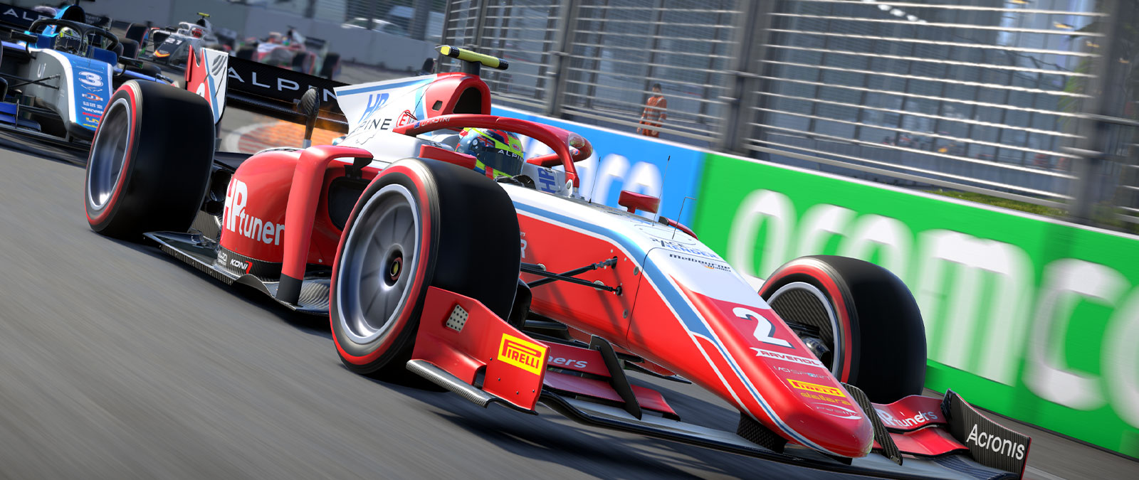 Červená formule F1 projíždí rohovou zatáčku následovaná řadou dalších vozů F1.