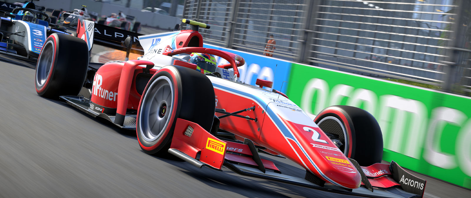 Um carro vermelho de F1 corre por um canto seguido por uma linha de outros carros de F1.