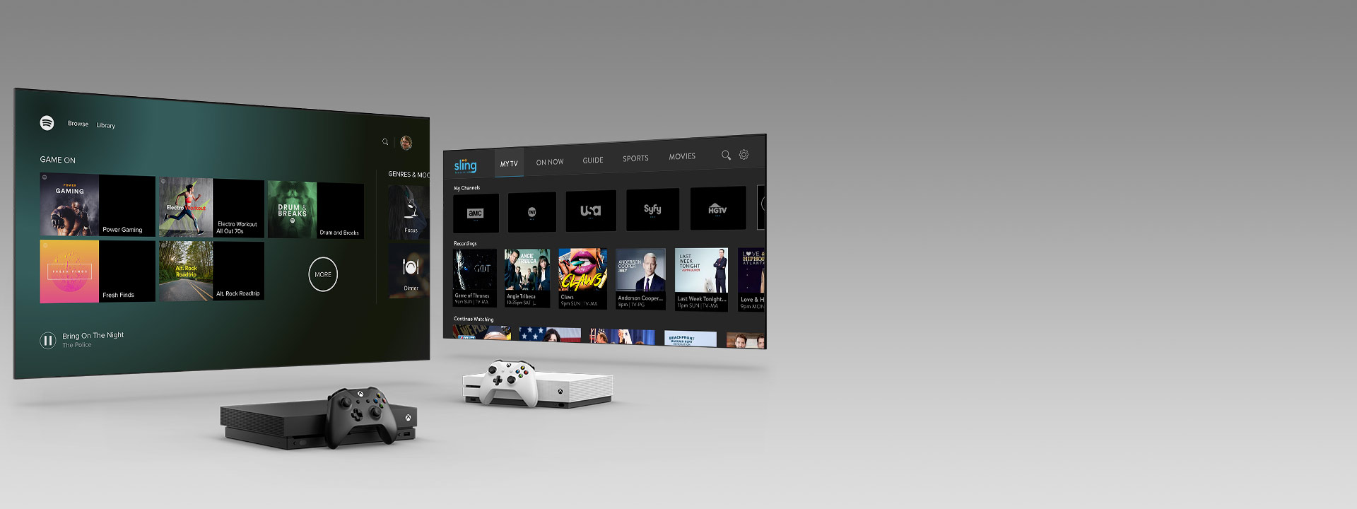 Xbox Series X i Series S z kontrolerami przed dwoma ekranami telewizyjnymi z interfejsami użytkownika aplikacji.