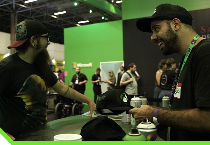 팬들이 모자를 맞춤 제작하기 위해 Xbox 부스에 모입니다.