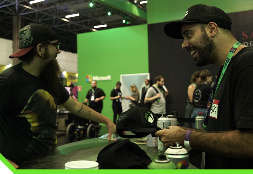 Fans versammeln sich am Xbox-Stand, um Kopfbedeckungen zu gestalten.