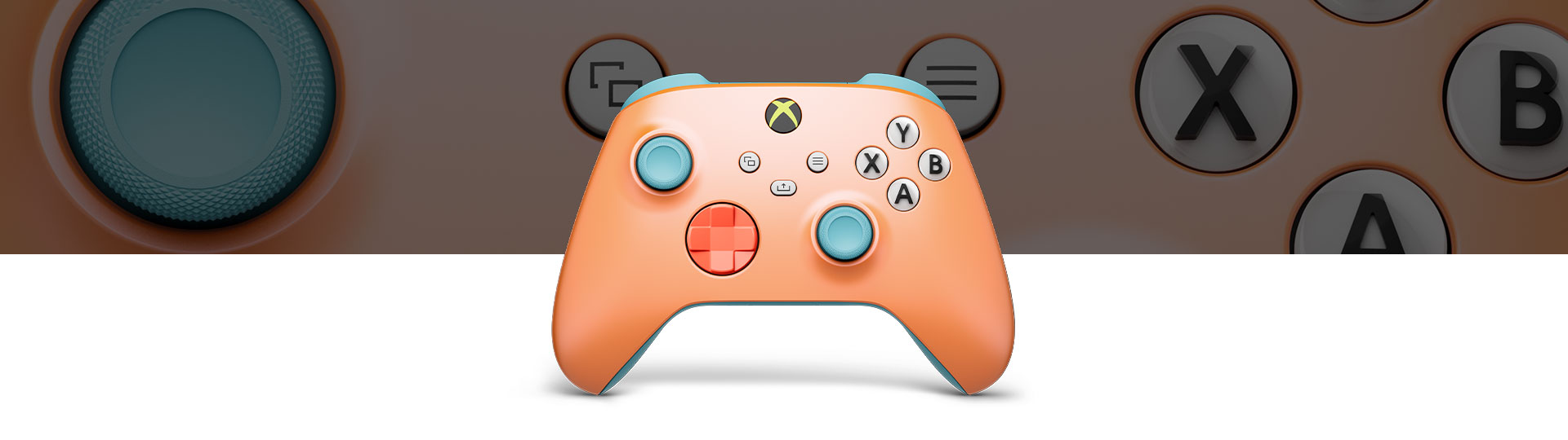 Vy framifrån av Xbox trådlös handkontroll – Sunkissed Vibes OPI Special Edition med en närbild av en joystick och knappar i bakgrunden.