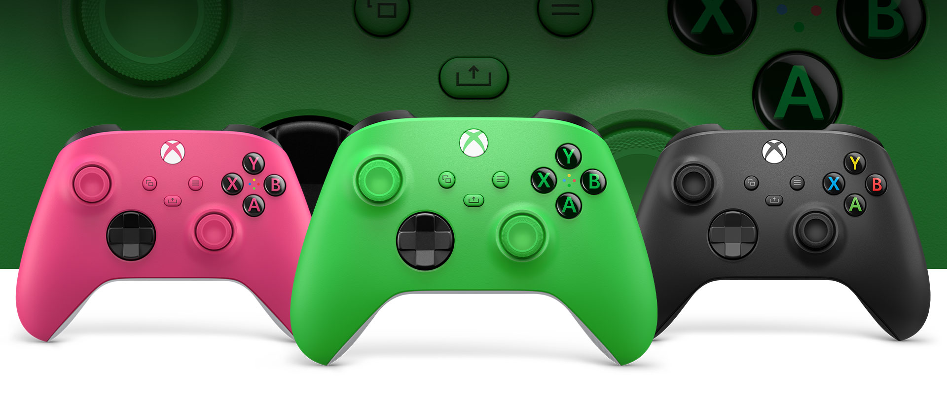Xbox Green Controller im Vordergrund, Pink links daneben und Carbon Black rechts daneben