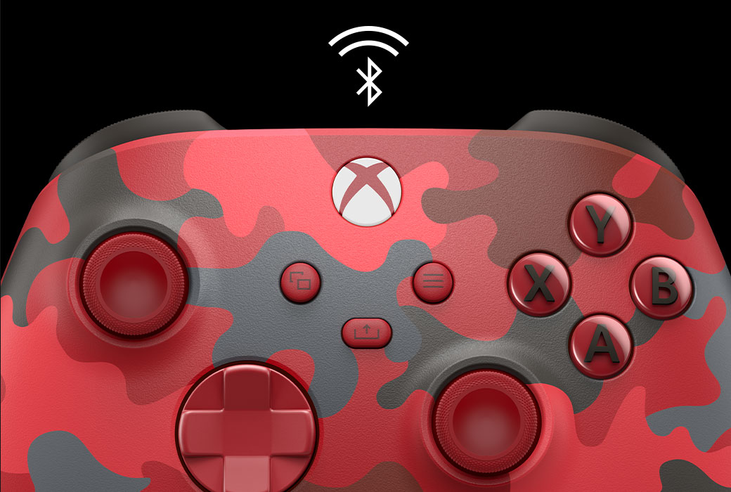 Bluetooth アイコンのある Xbox ワイヤレス コントローラー「デイストライク カモ」のクローズアップ 