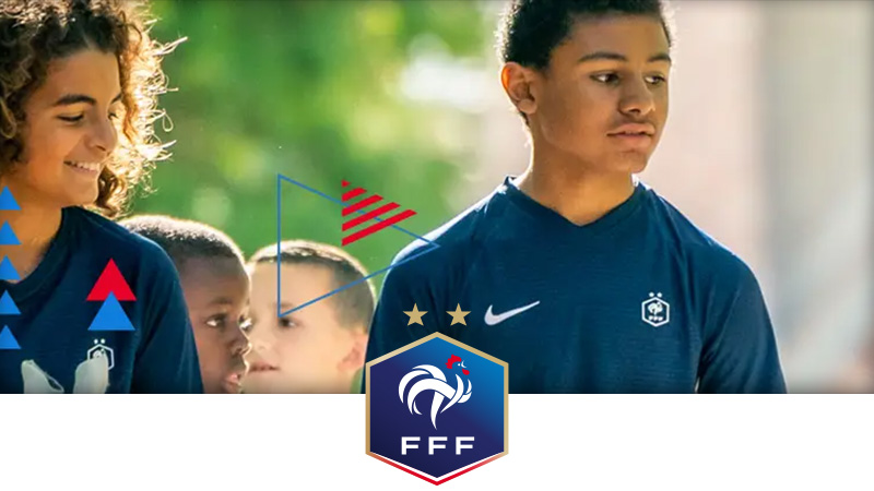 Un groupe de jeunes footballeurs - hommes et femmes - habillés aux couleurs de la France