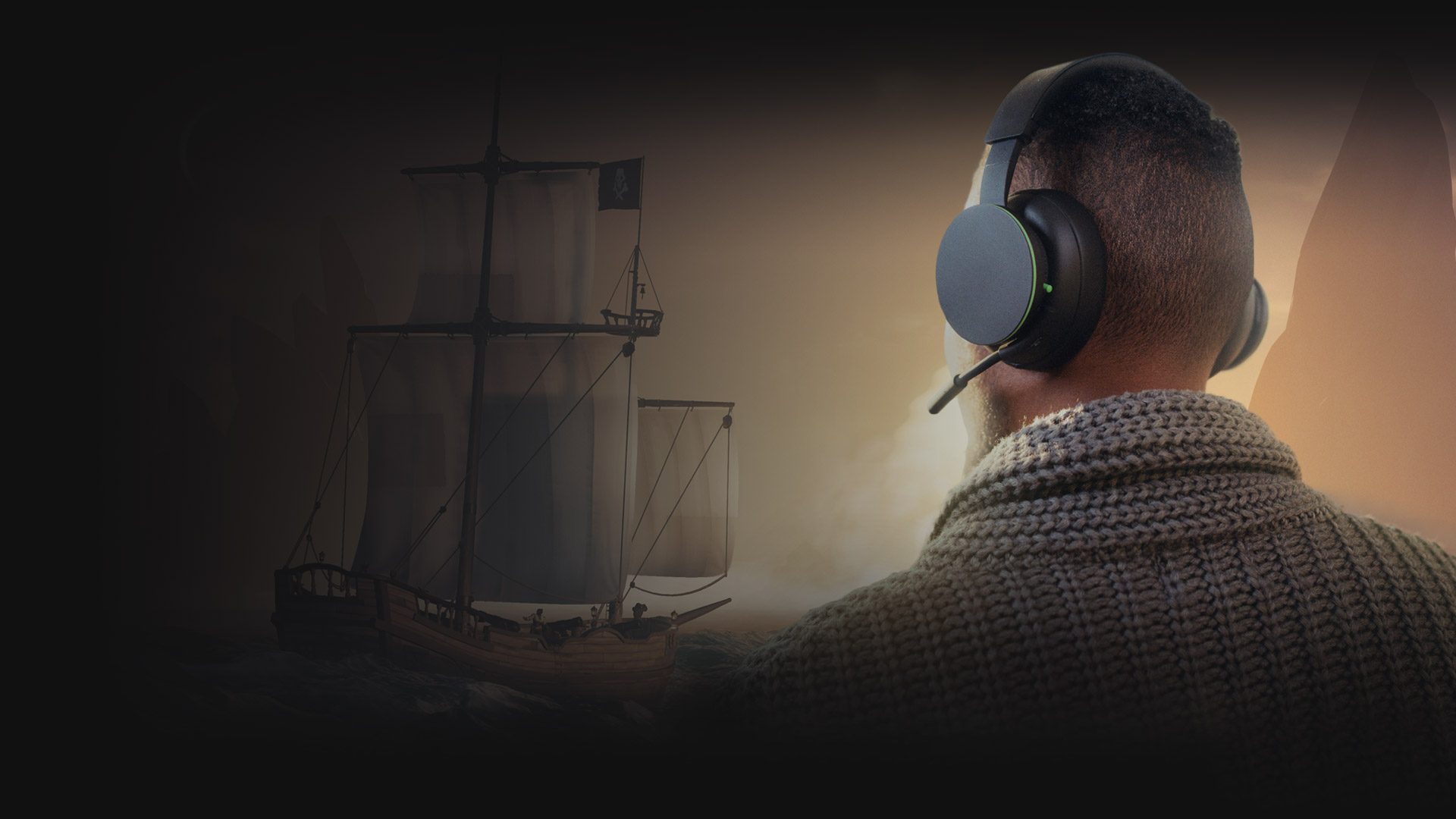 Um homem olha para a vastidão de Sea of Thieves, utilizando os Auscultadores Sem Fios Xbox para comunicar nitidamente com membros da sua tripulação.