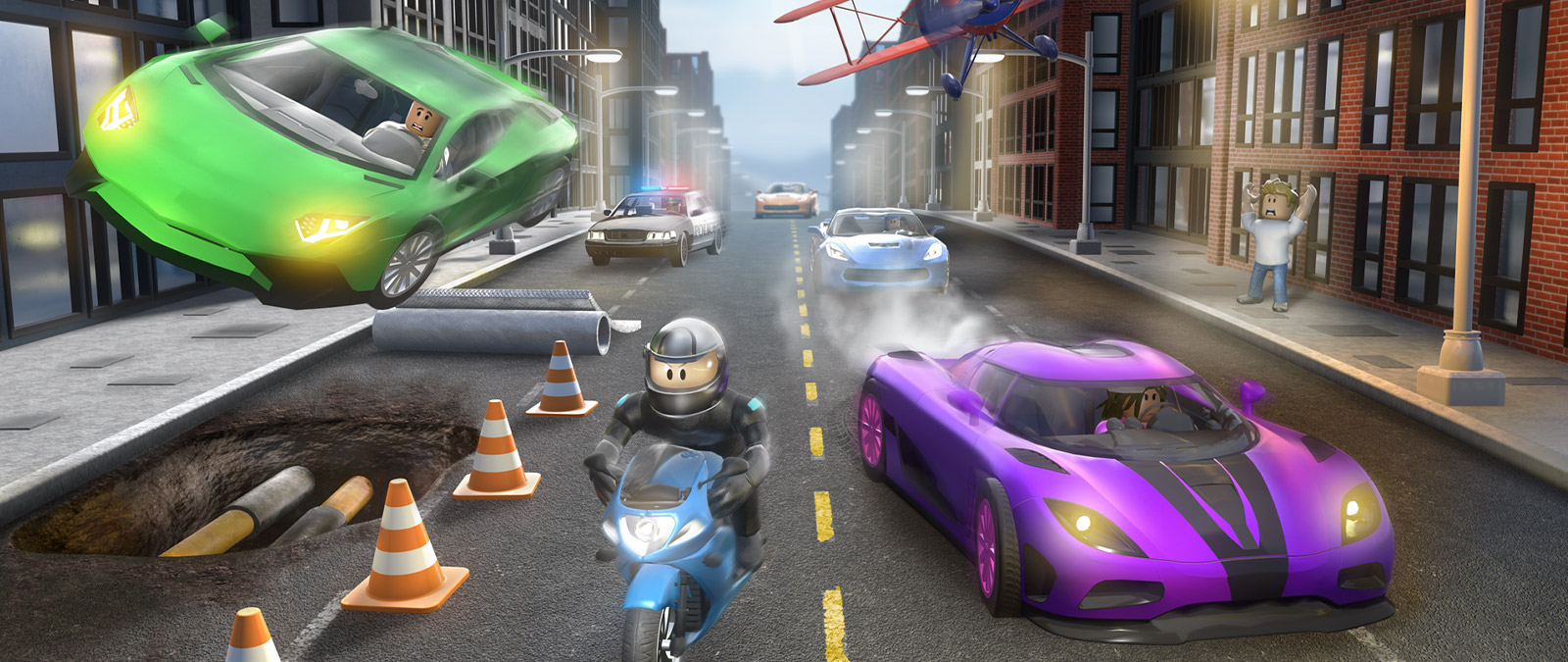 Personaje de Roblox Vehicle Simulator en una moto perseguido por otros vehículos en una calle de la ciudad