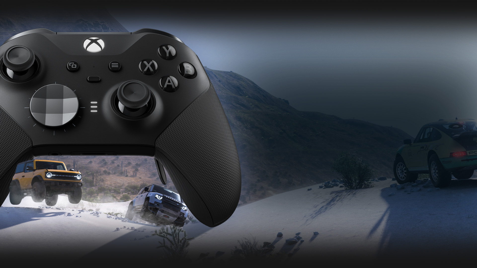 Un Ford Bronco et un Land Rover Defender font la course à travers la neige en dessous d’une manette sans fil Xbox Elite Series 2.