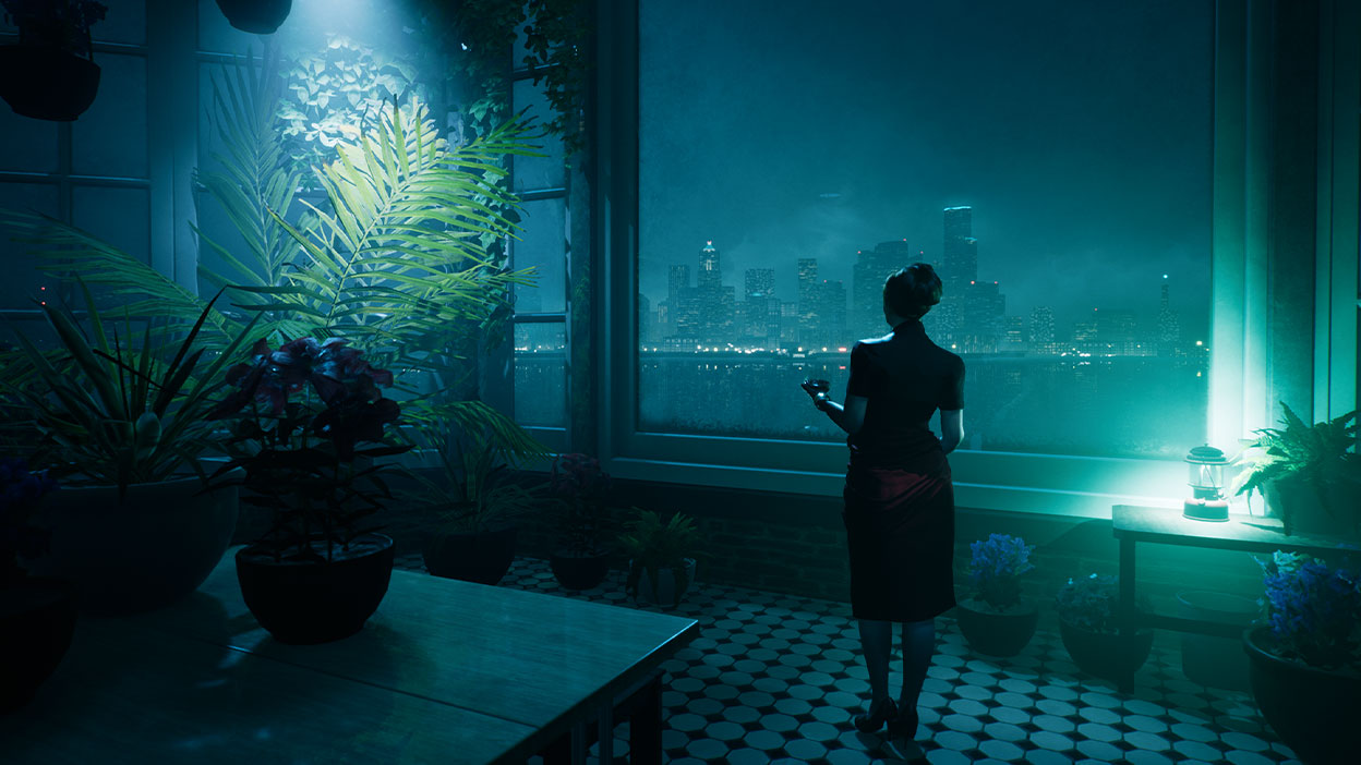 En kvinna står i en tjusig lägenhet och tittar ut på stadens siluett. 