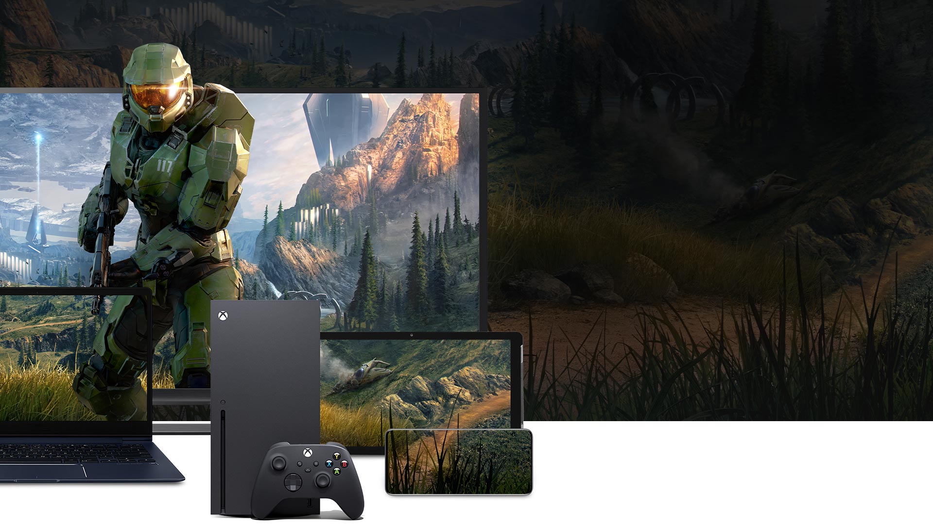 Konzole Xbox Series X s počítačem, tabletem a telefonem s vyobrazením Master Chiefa ze hry Halo Infinite.