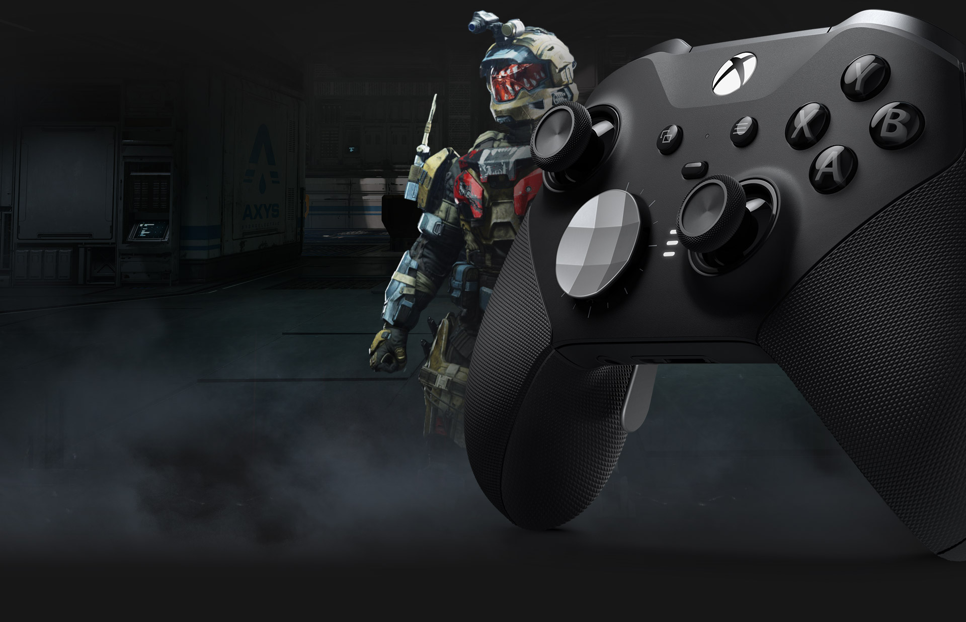 Bezprzewodowy kontroler Xbox Elite Series 2 widziany z przodu z lewej strony, naprzeciwko niego znajduje się Spartanin z gry Halo Infinite.