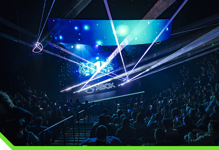 Uma festa de visualização da Xbox num teatro.