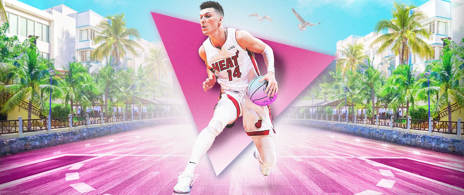 Tyler Herro avec un ballon de basket dans une rue de Miami, avec un triangle décoratif rose.