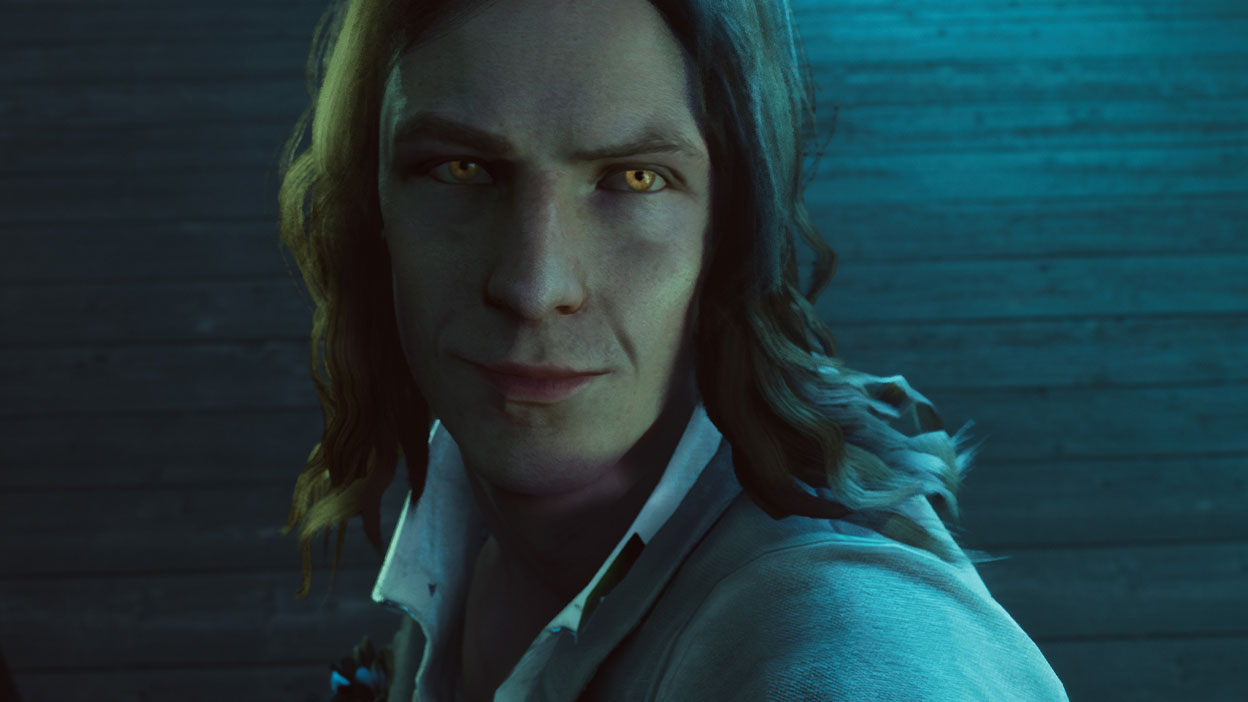 En manlig vampyr ler.