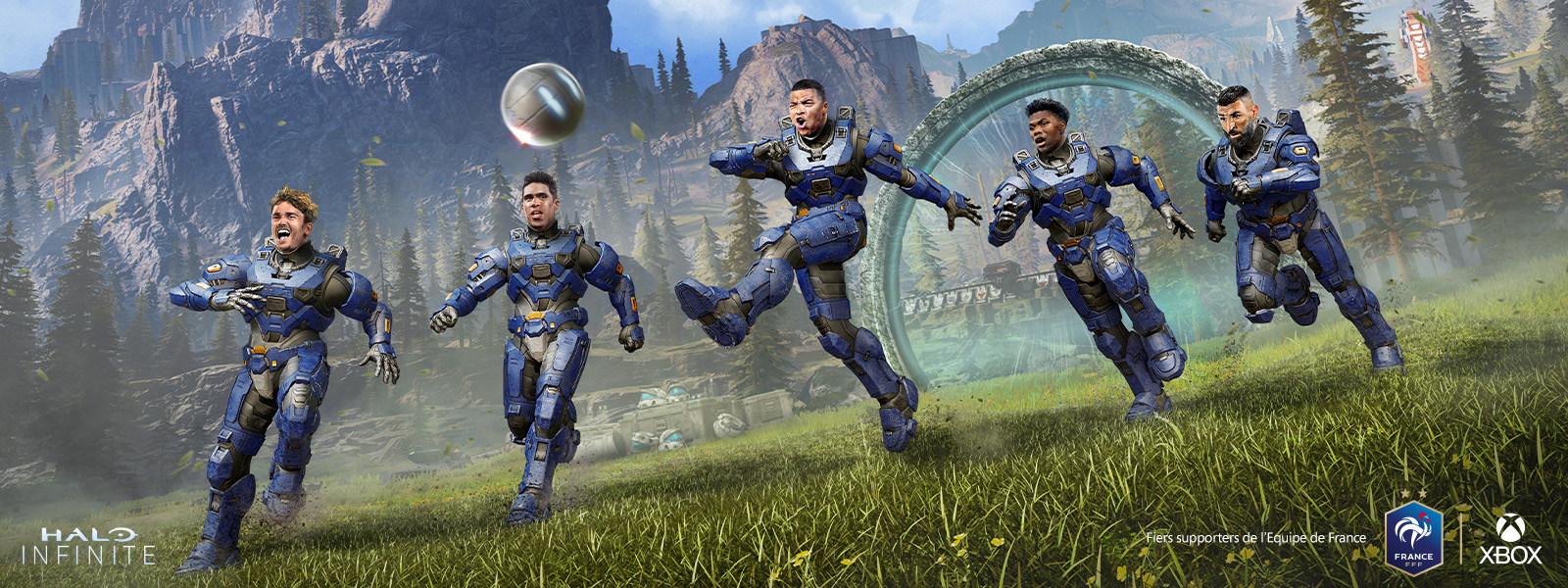 Plusieurs joueurs de l'équipe de France de football, équipés en Armure de Spartan, tapent dans un ballon sur l'anneau de Halo Infinite. Les logos FFF et Xbox sont visibles en bas à droite de l'image, et le logo Halo Infinite, en bas à gauche