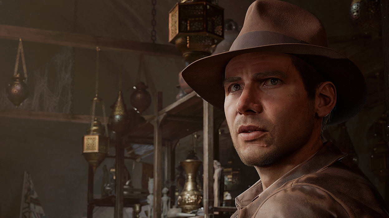 Indiana Jones, bir tarihi eser koleksiyonuna hayretle bakıyor.