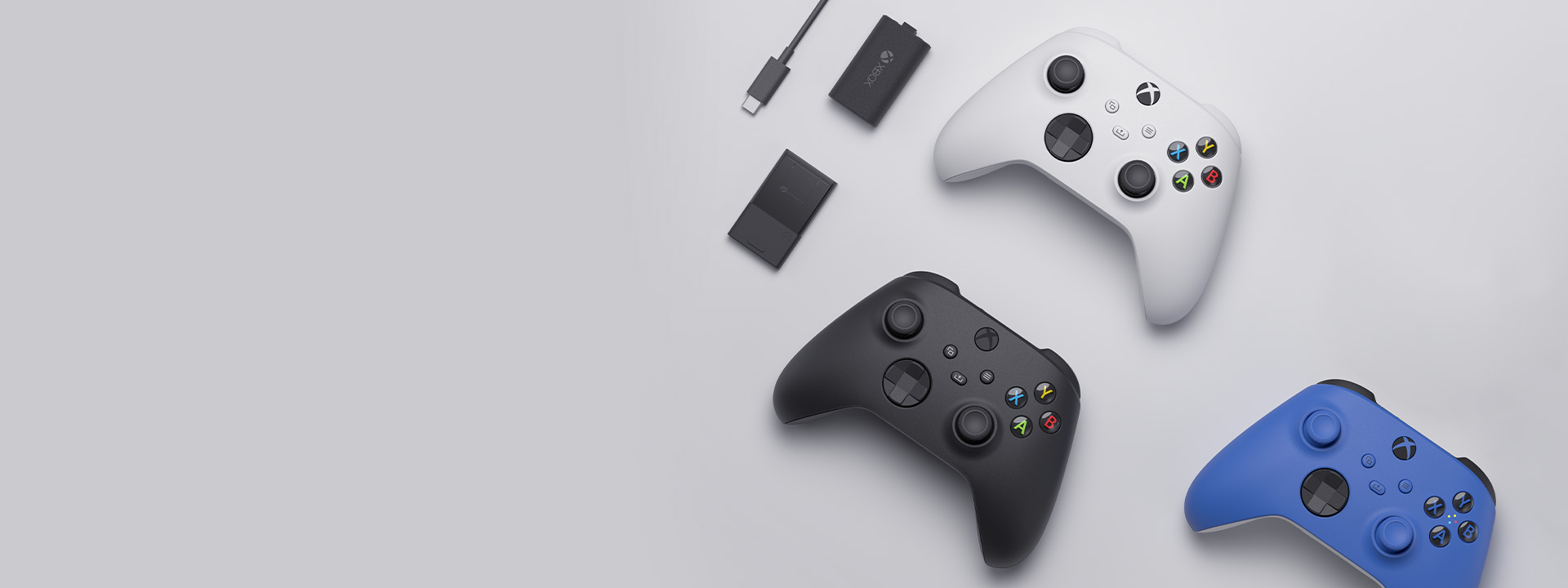 Különböző Xbox-kiegészítők sorba állítva, köztük a vezeték nélküli Xbox-kontrollerrel, a játék közbeni töltőkészlettel és a Seagate tárhelybővítő kártyával az Xbox Series X|S konzolhoz.