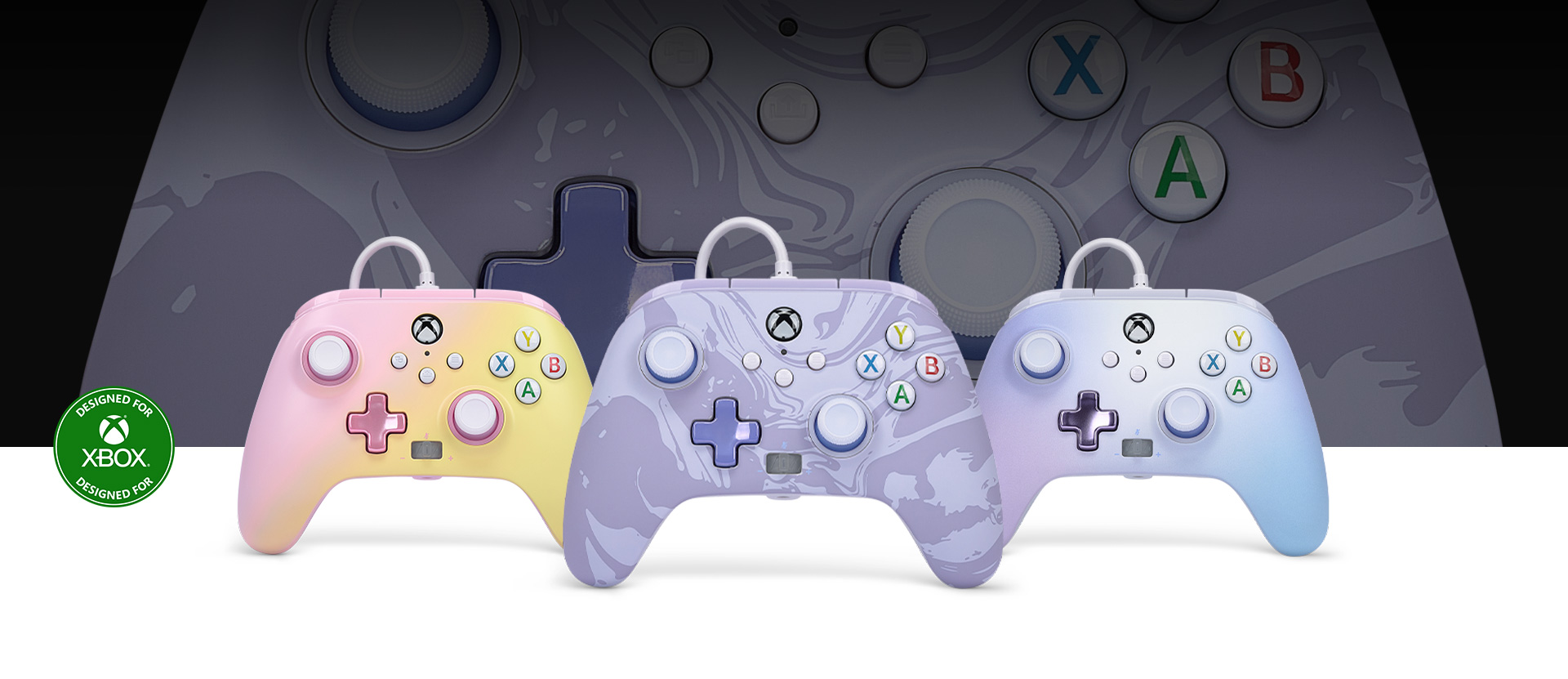Logo Conçu pour Xbox, manette tourbillon violet à l’avant de manettes rose limonade et rêve pastel à côté