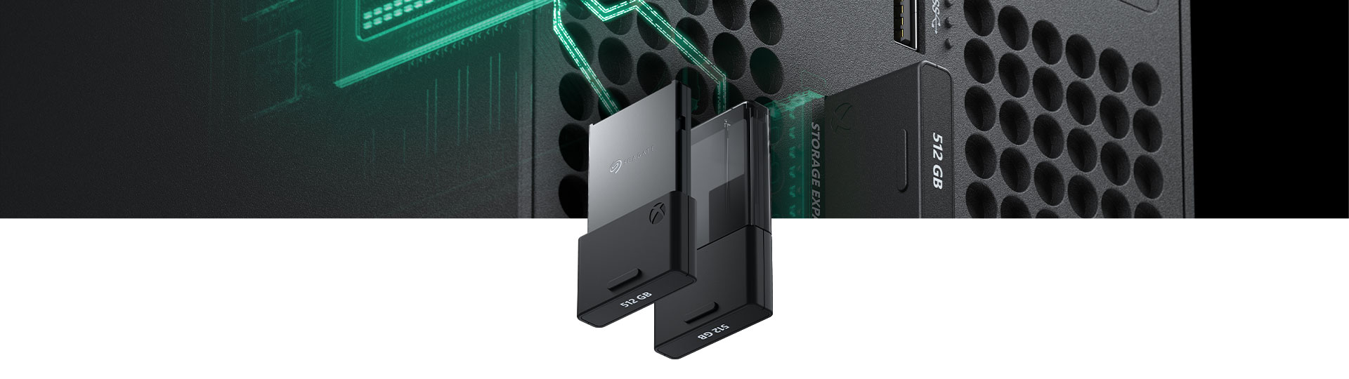 Közeli kép az Xbox Series X konzolhoz elérhető 512 gigabájtos bővítőkártyáról, amely be van helyezve egy Xbox Series X konzolba