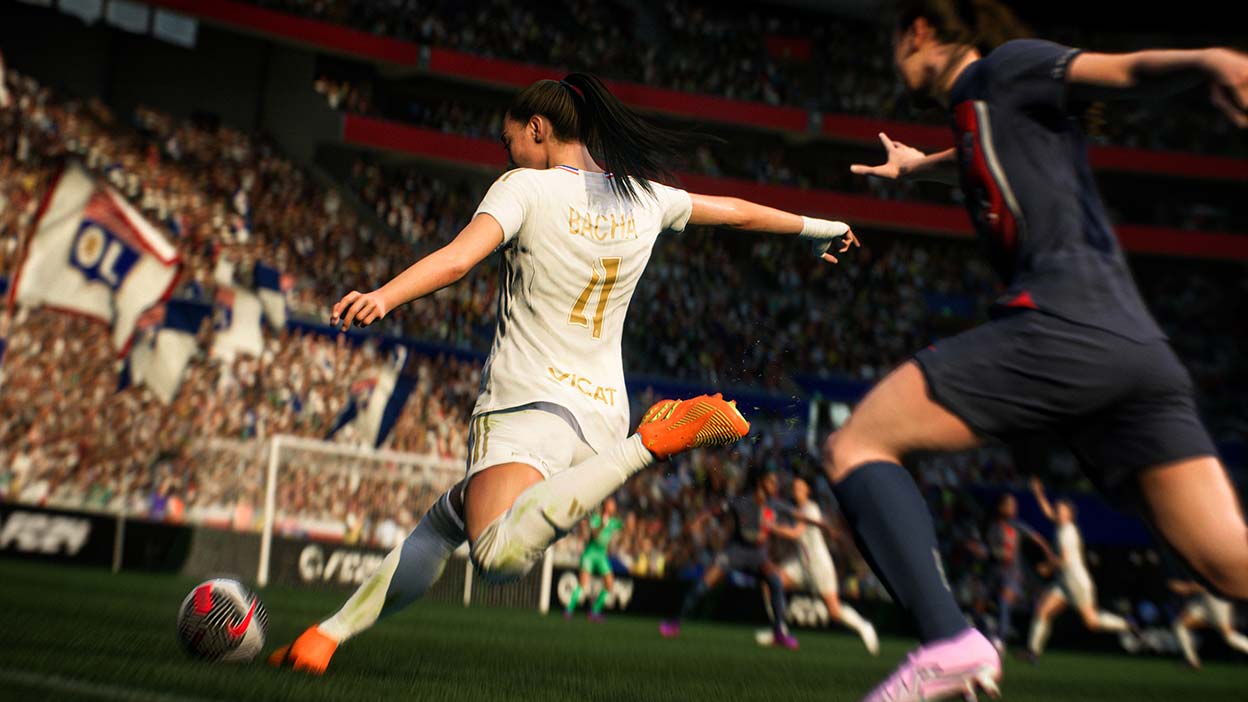 穿著白色球衣的女性球員倒退踢球。