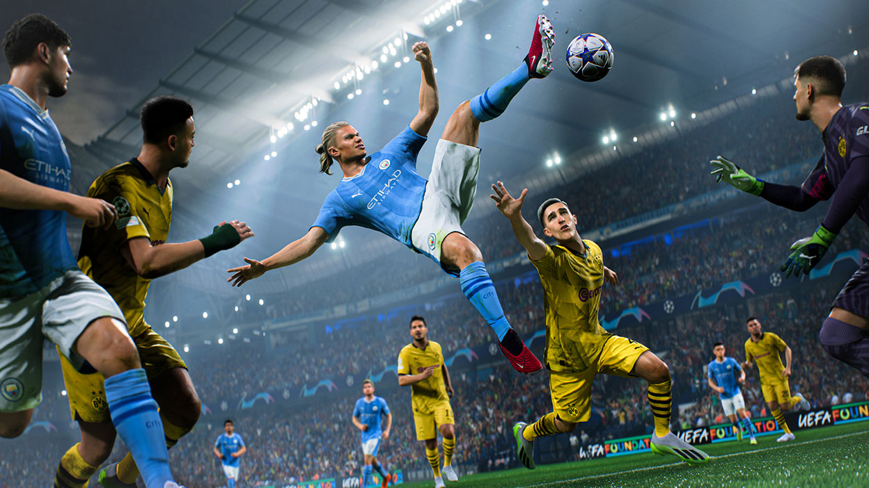 Um jogador com uma camisola azul-claro salta no ar para chutar a bola.