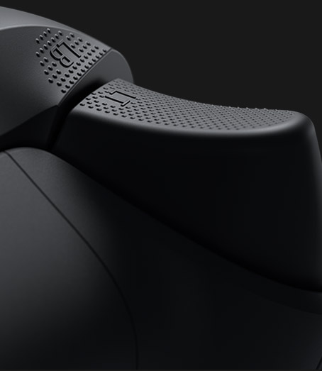 Takanäkymä langattomasta Xbox-ohjaimesta ja lähikuva liipaisimen pintakuvioinnista